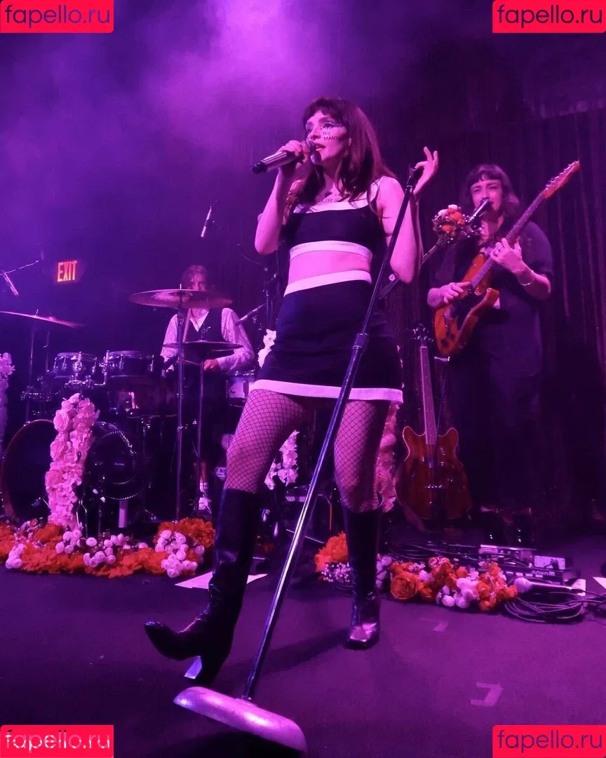 Lauren Mayberry Onlyfans Photo Gallery 