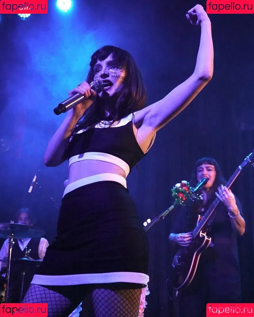 Lauren Mayberry Onlyfans Photo Gallery 