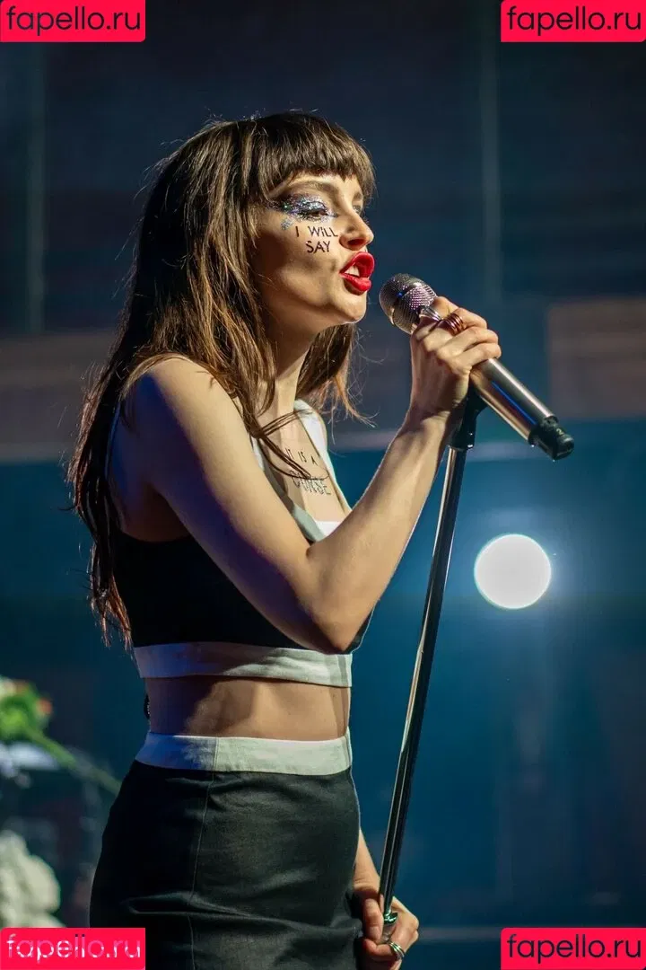 Lauren Mayberry Onlyfans Photo Gallery 