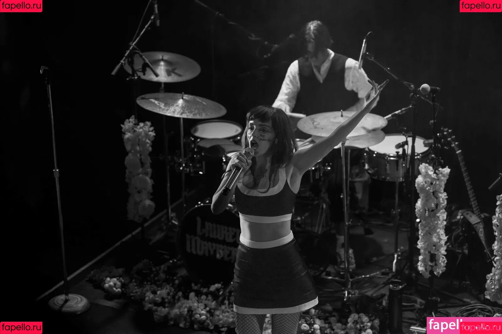 Lauren Mayberry Onlyfans Photo Gallery 