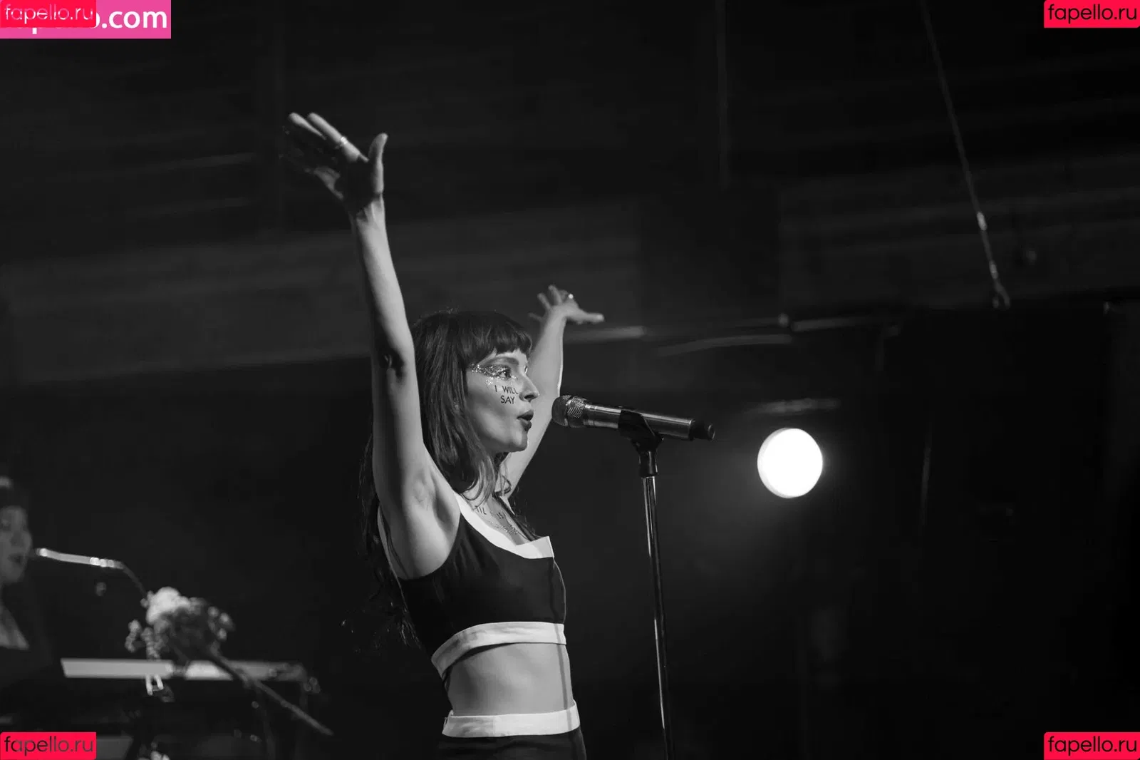Lauren Mayberry Onlyfans Photo Gallery 