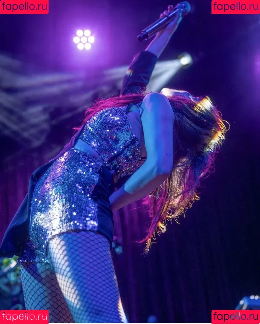 Lauren Mayberry Onlyfans Photo Gallery 