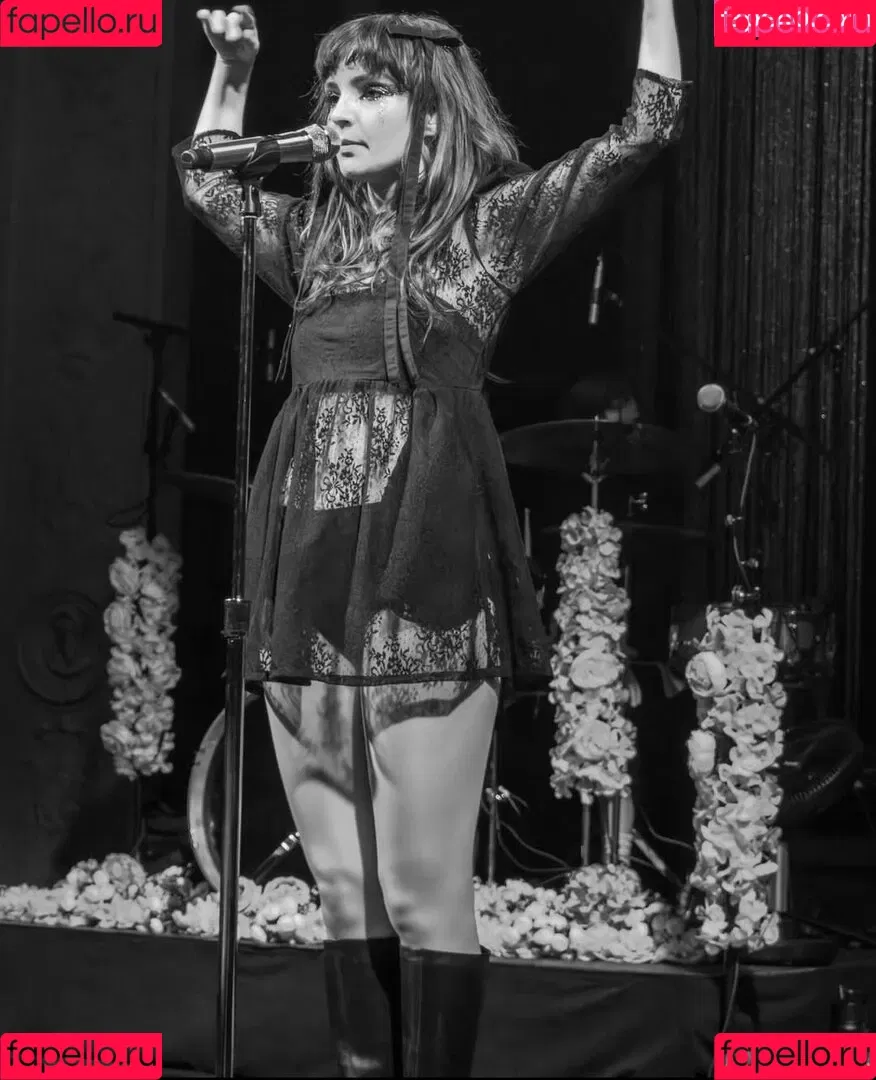 Lauren Mayberry Onlyfans Photo Gallery 