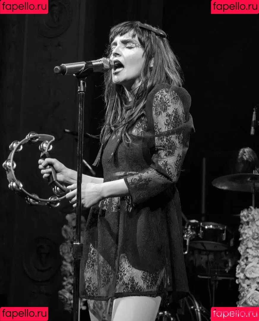 Lauren Mayberry Onlyfans Photo Gallery 