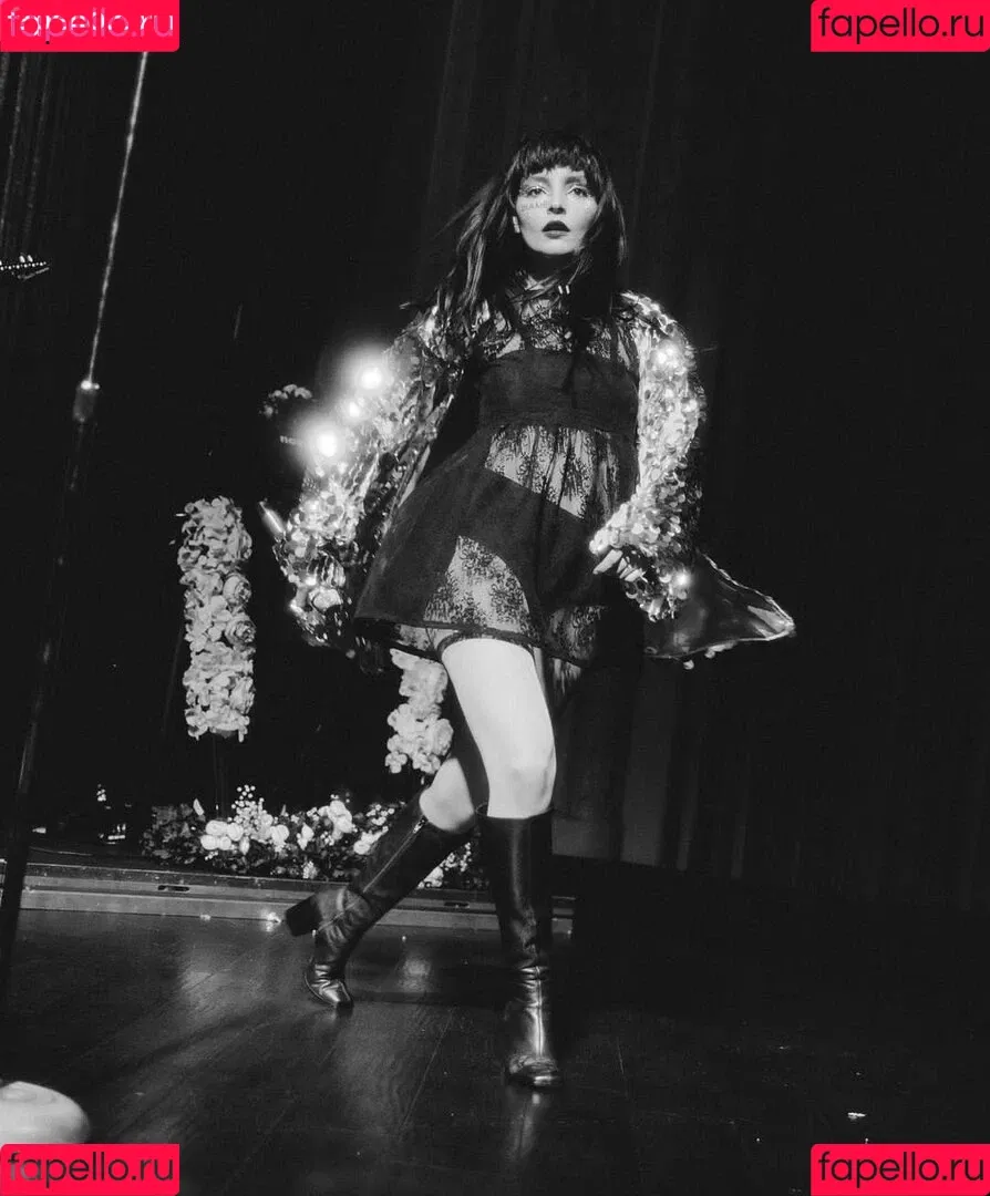 Lauren Mayberry Onlyfans Photo Gallery 