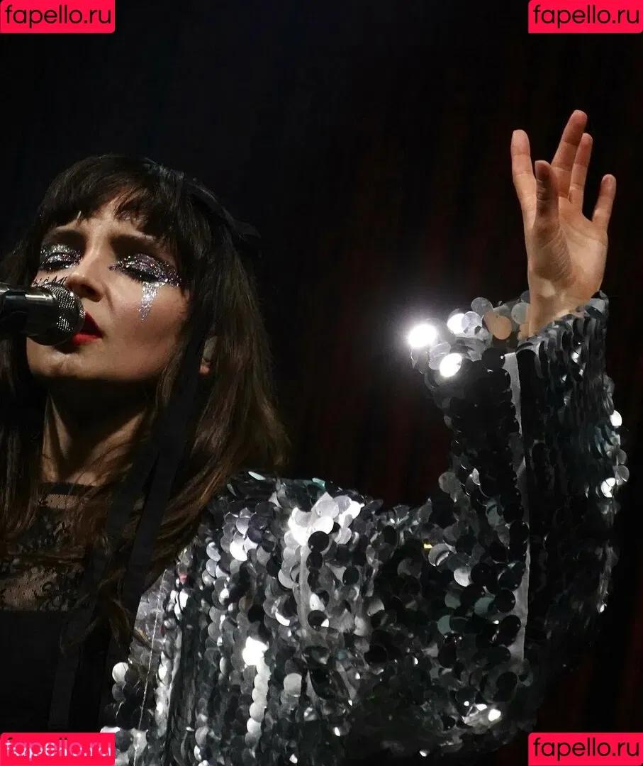 Lauren Mayberry Onlyfans Photo Gallery 
