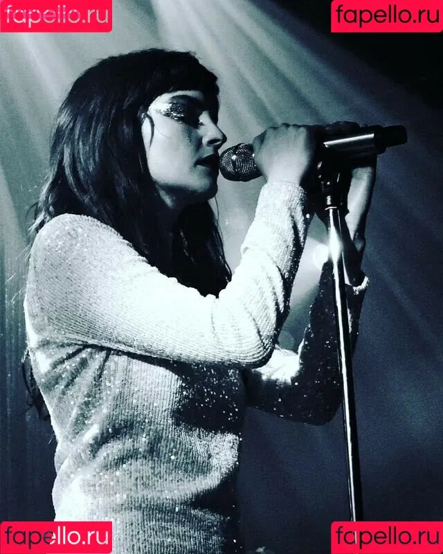 Lauren Mayberry Onlyfans Photo Gallery 