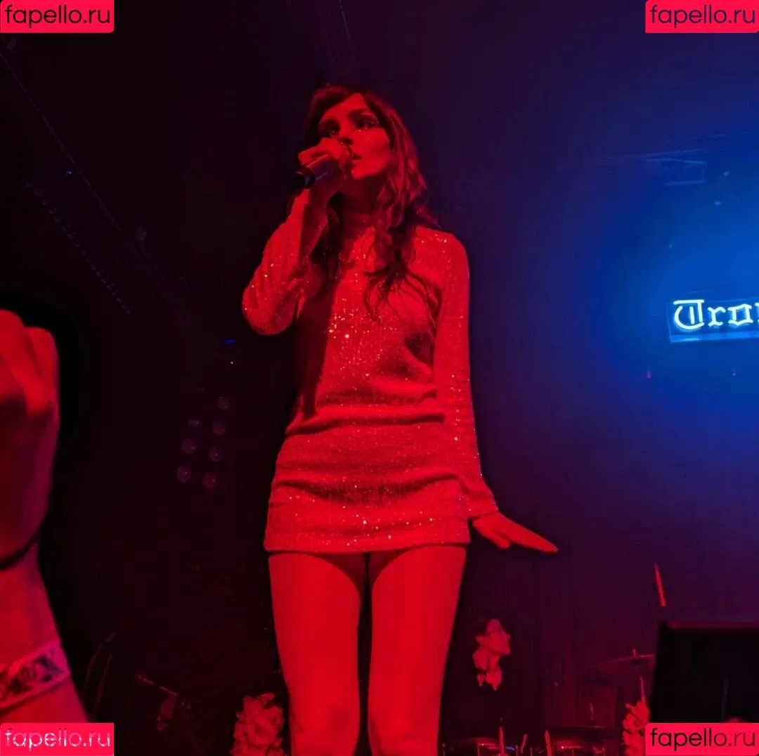 Lauren Mayberry Onlyfans Photo Gallery 