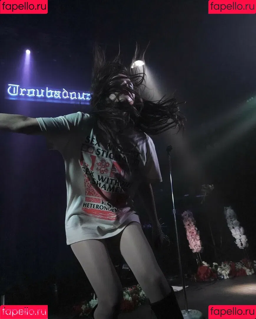 Lauren Mayberry Onlyfans Photo Gallery 