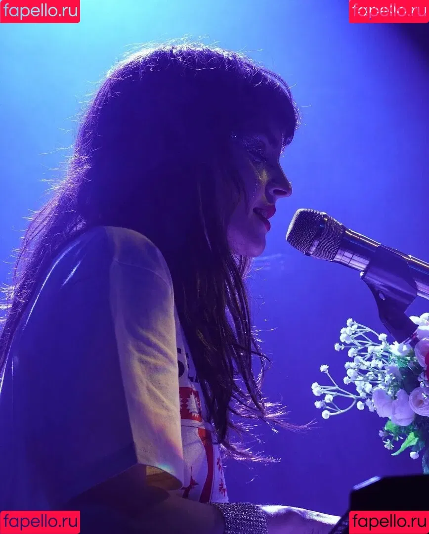 Lauren Mayberry Onlyfans Photo Gallery 