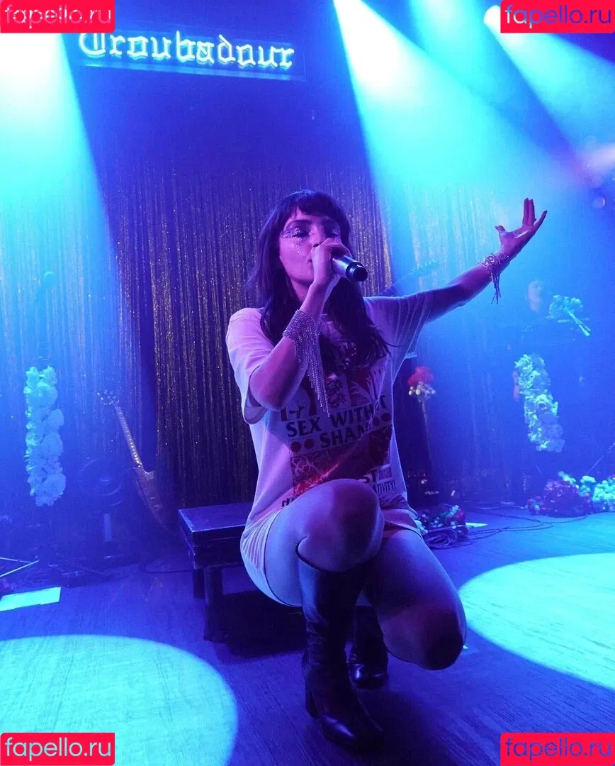 Lauren Mayberry Onlyfans Photo Gallery 