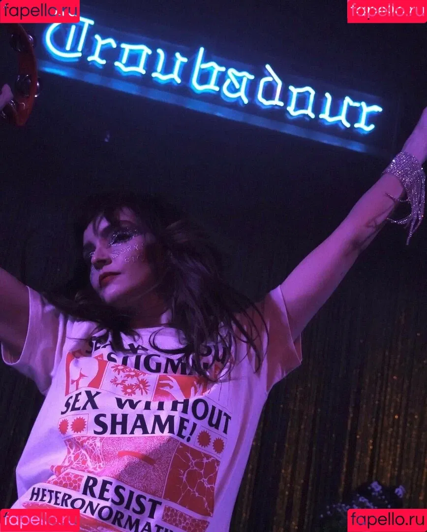 Lauren Mayberry Onlyfans Photo Gallery 