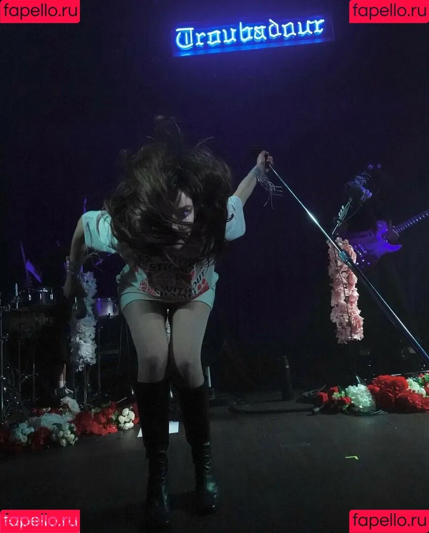 Lauren Mayberry Onlyfans Photo Gallery 