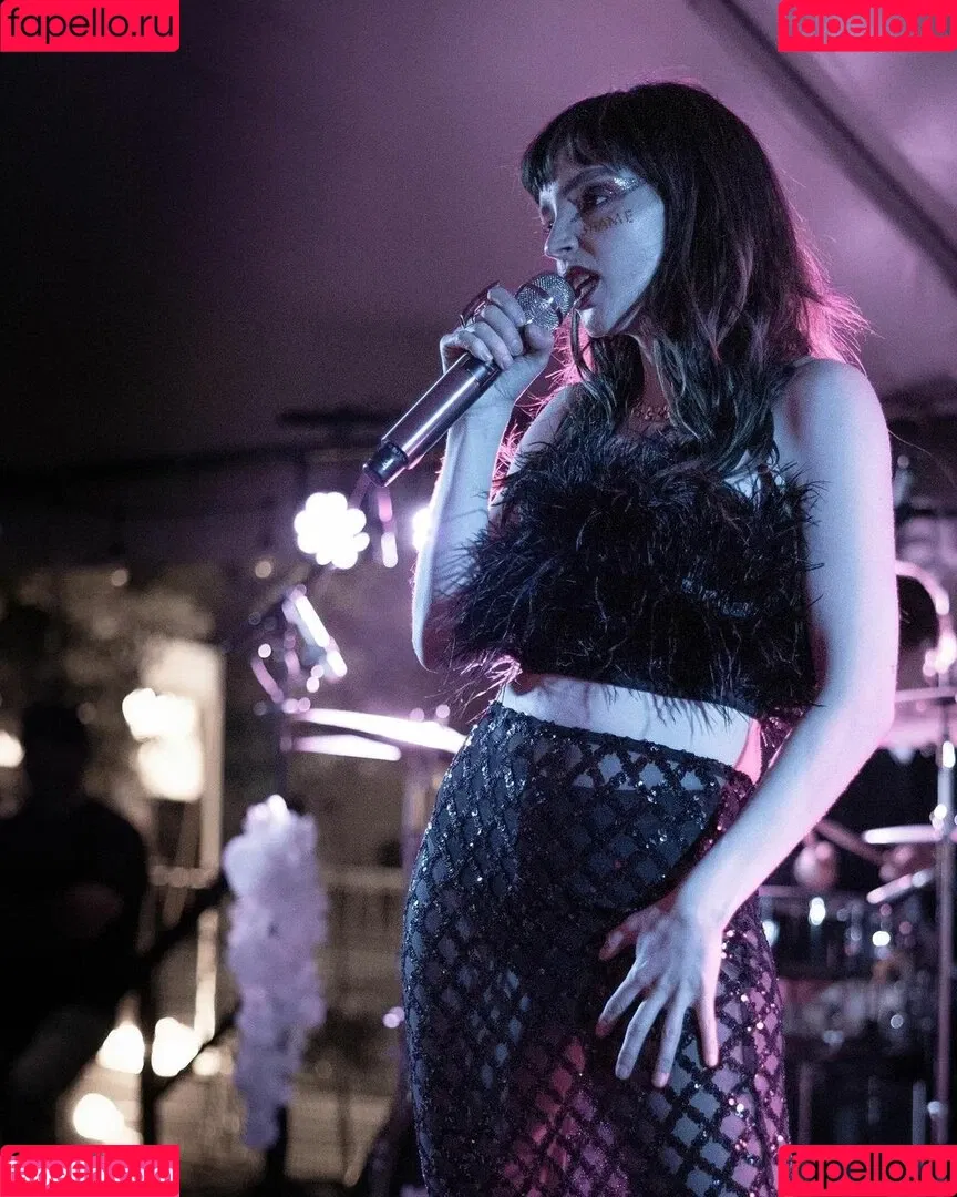 Lauren Mayberry Onlyfans Photo Gallery 