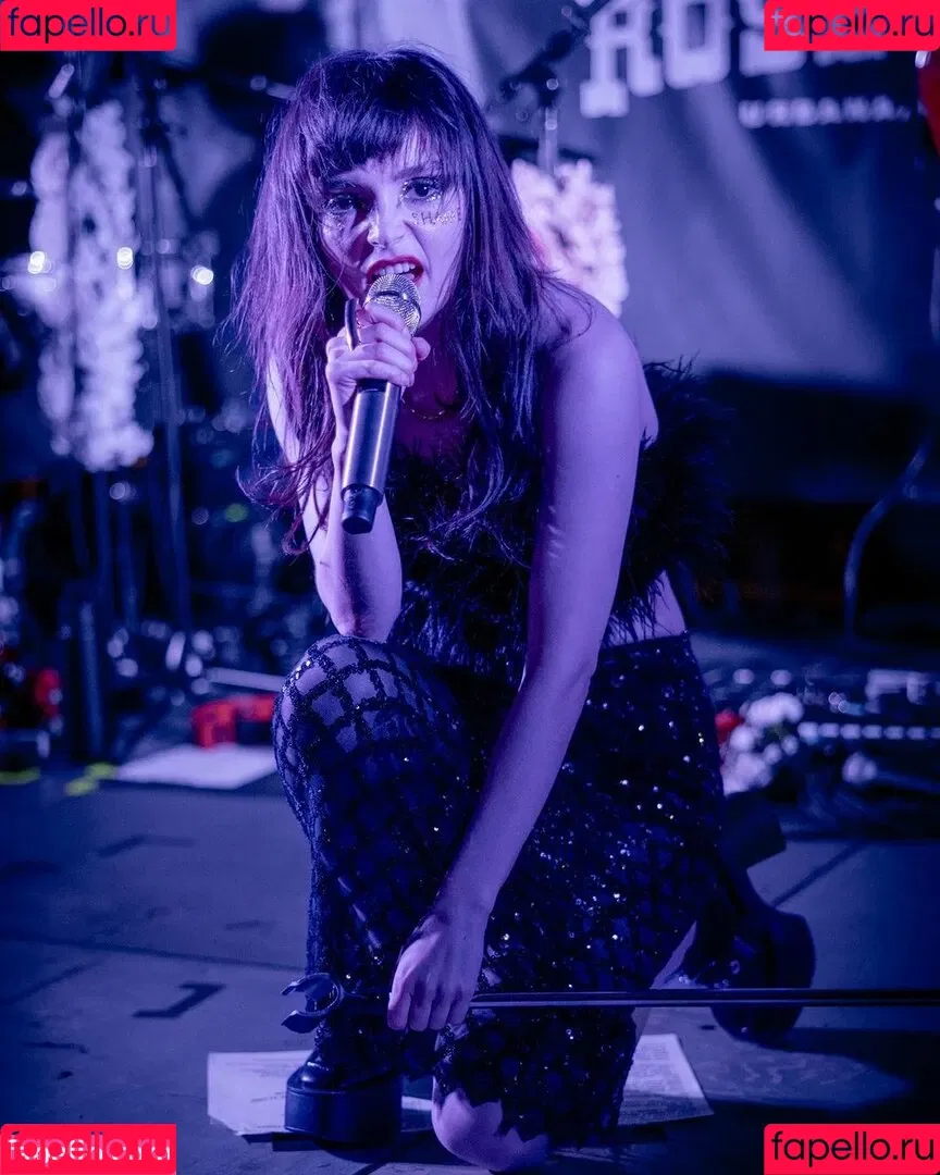 Lauren Mayberry Onlyfans Photo Gallery 