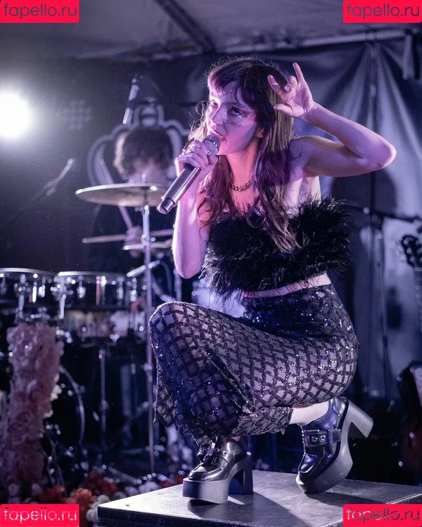 Lauren Mayberry Onlyfans Photo Gallery 