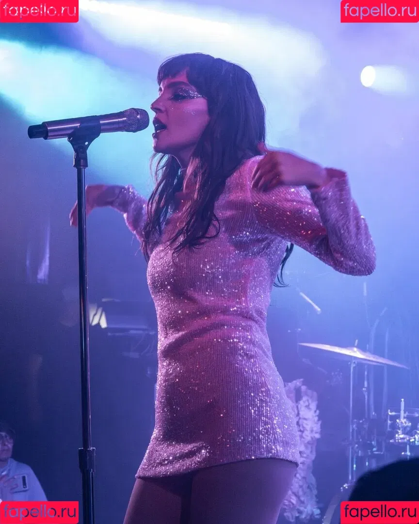 Lauren Mayberry Onlyfans Photo Gallery 