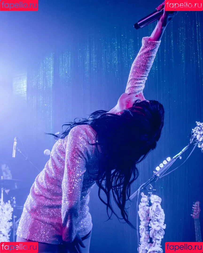Lauren Mayberry Onlyfans Photo Gallery 