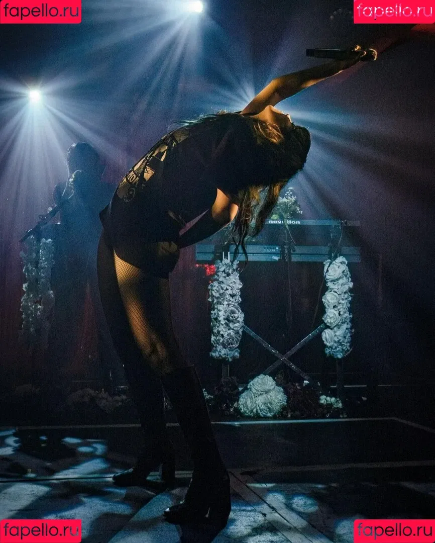 Lauren Mayberry Onlyfans Photo Gallery 