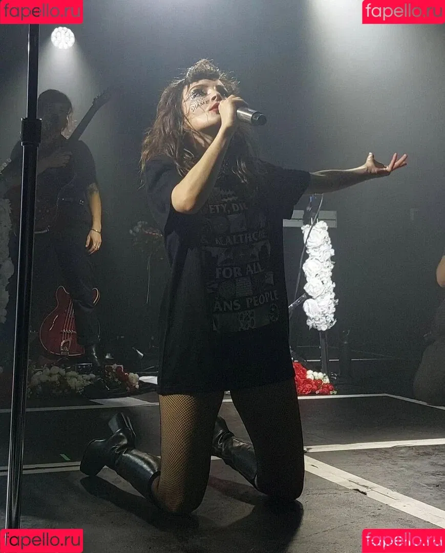 Lauren Mayberry Onlyfans Photo Gallery 