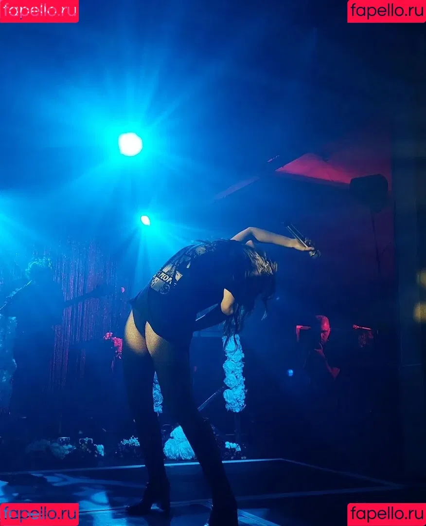 Lauren Mayberry Onlyfans Photo Gallery 
