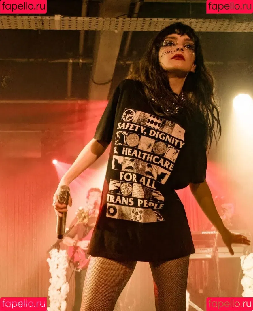 Lauren Mayberry Onlyfans Photo Gallery 