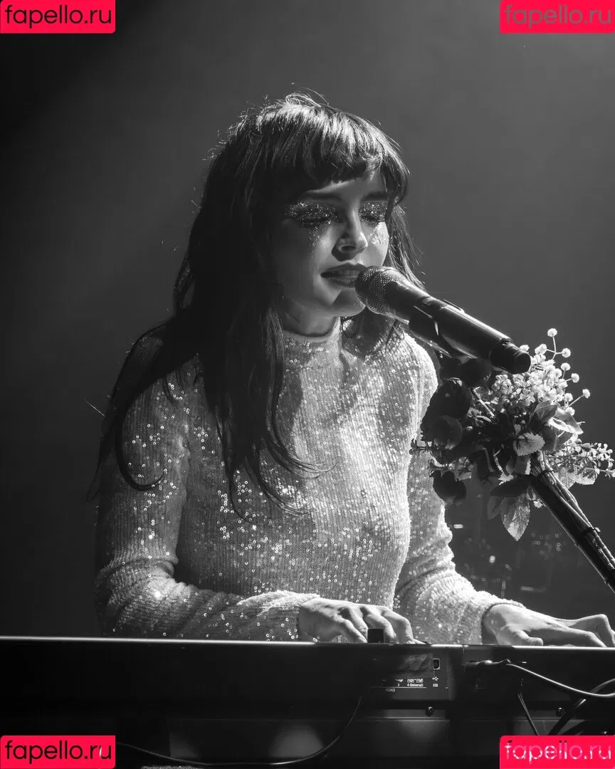 Lauren Mayberry Onlyfans Photo Gallery 