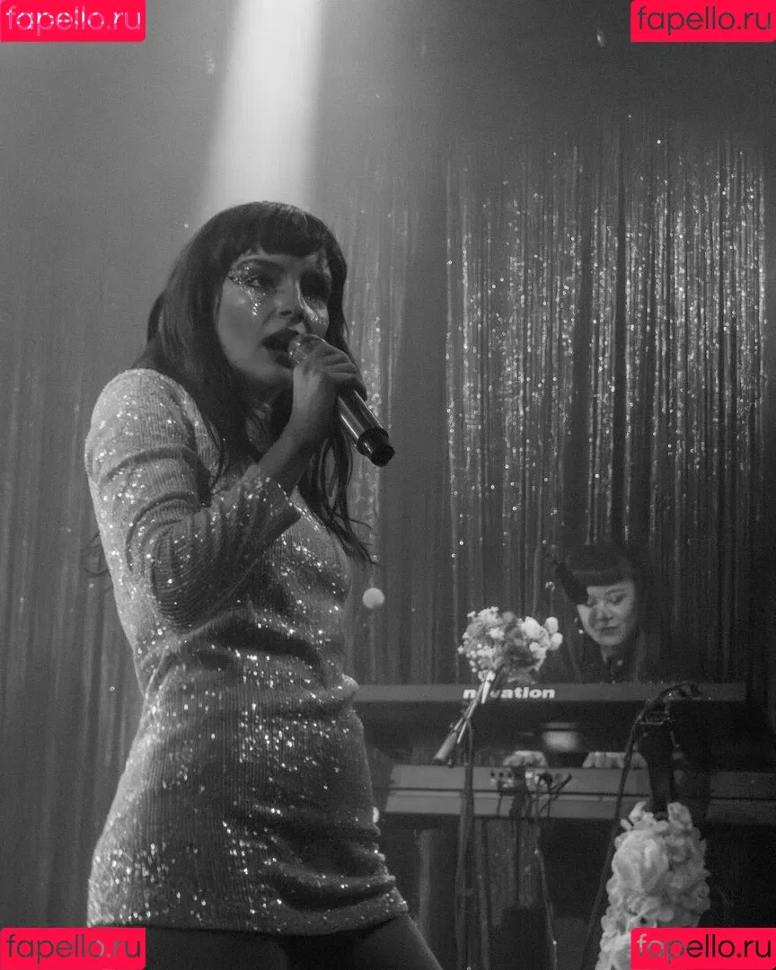 Lauren Mayberry Onlyfans Photo Gallery 