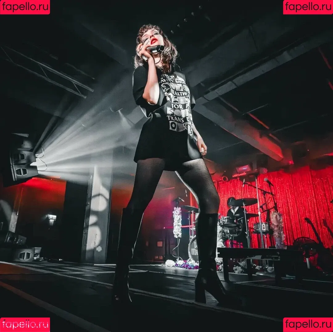 Lauren Mayberry Onlyfans Photo Gallery 