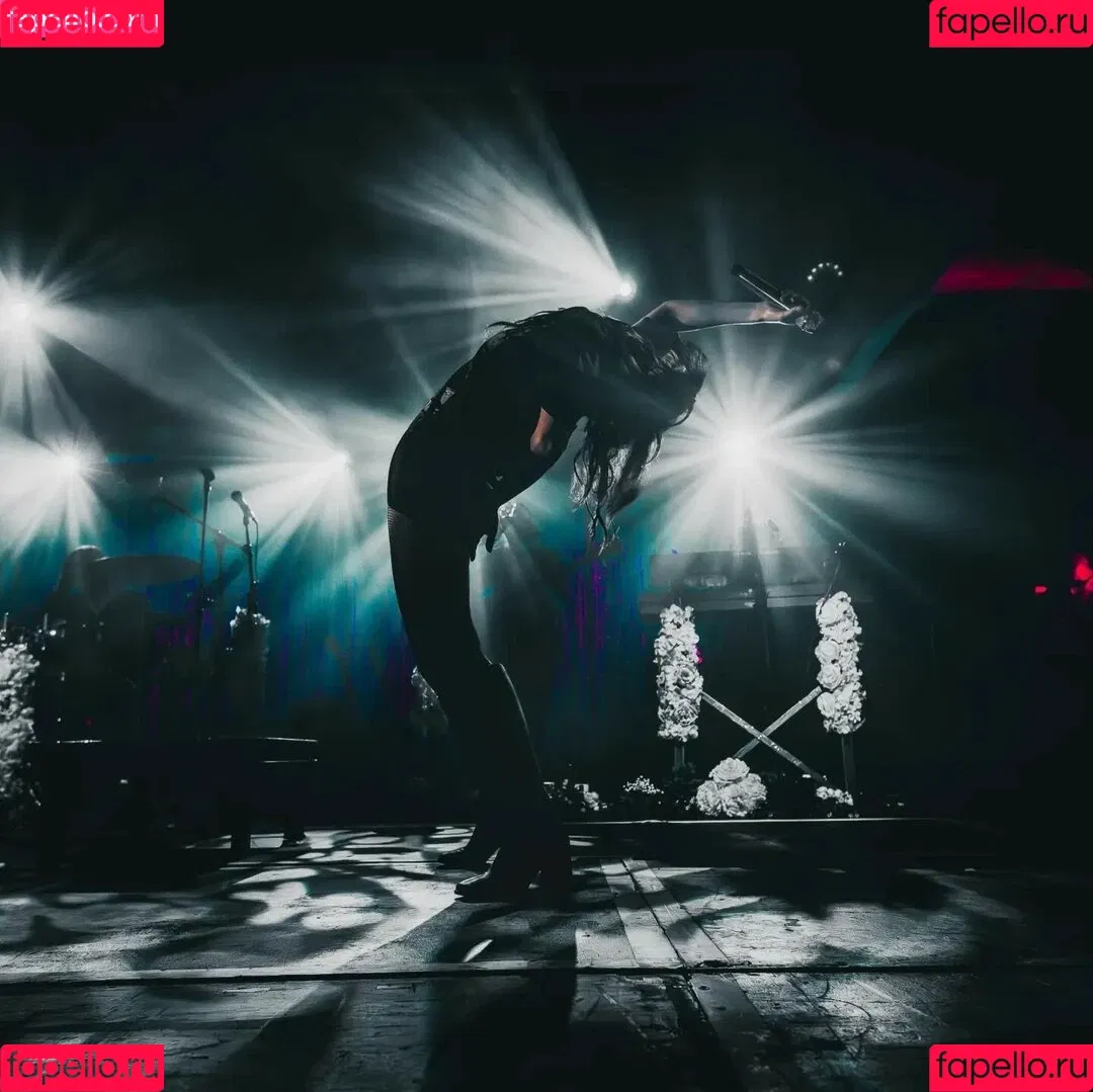 Lauren Mayberry Onlyfans Photo Gallery 