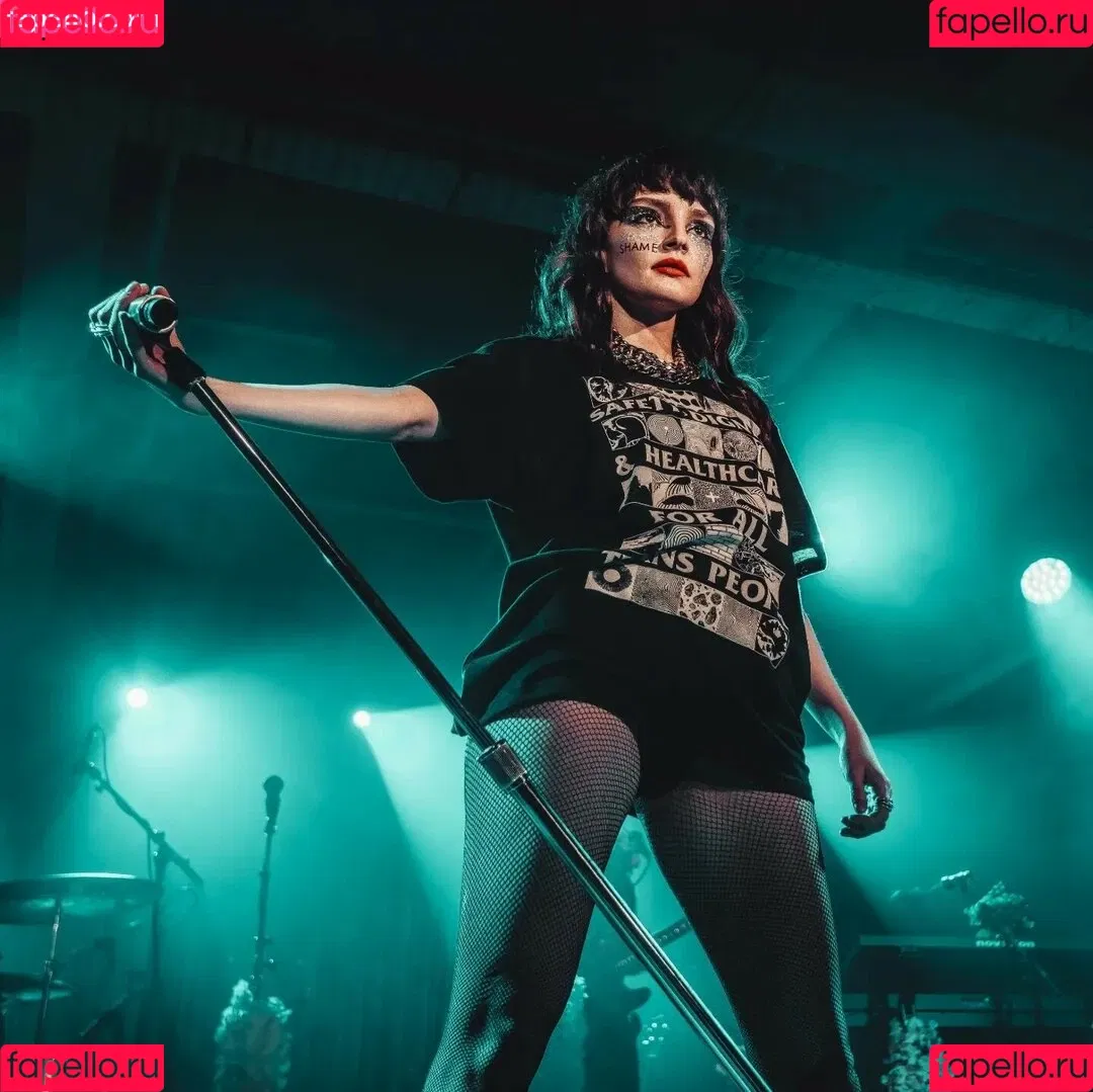 Lauren Mayberry Onlyfans Photo Gallery 
