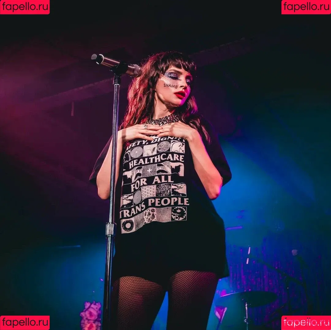 Lauren Mayberry Onlyfans Photo Gallery 