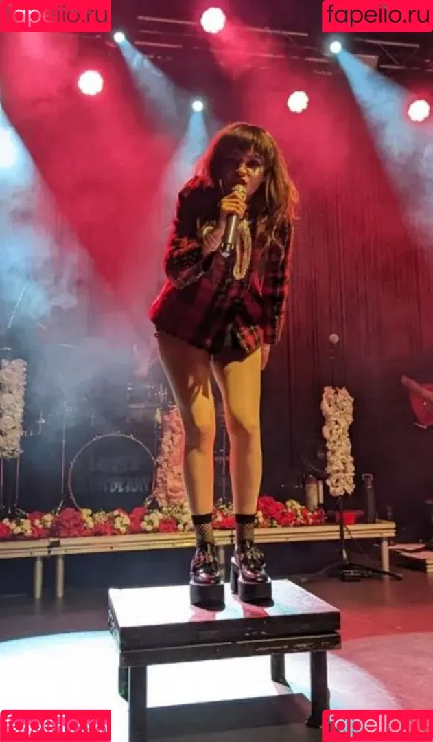 Lauren Mayberry Onlyfans Photo Gallery 