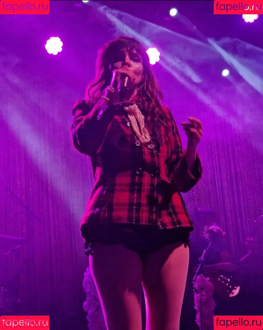 Lauren Mayberry Onlyfans Photo Gallery 