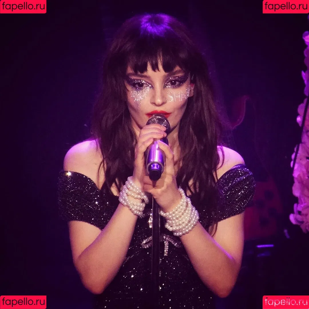 Lauren Mayberry Onlyfans Photo Gallery 