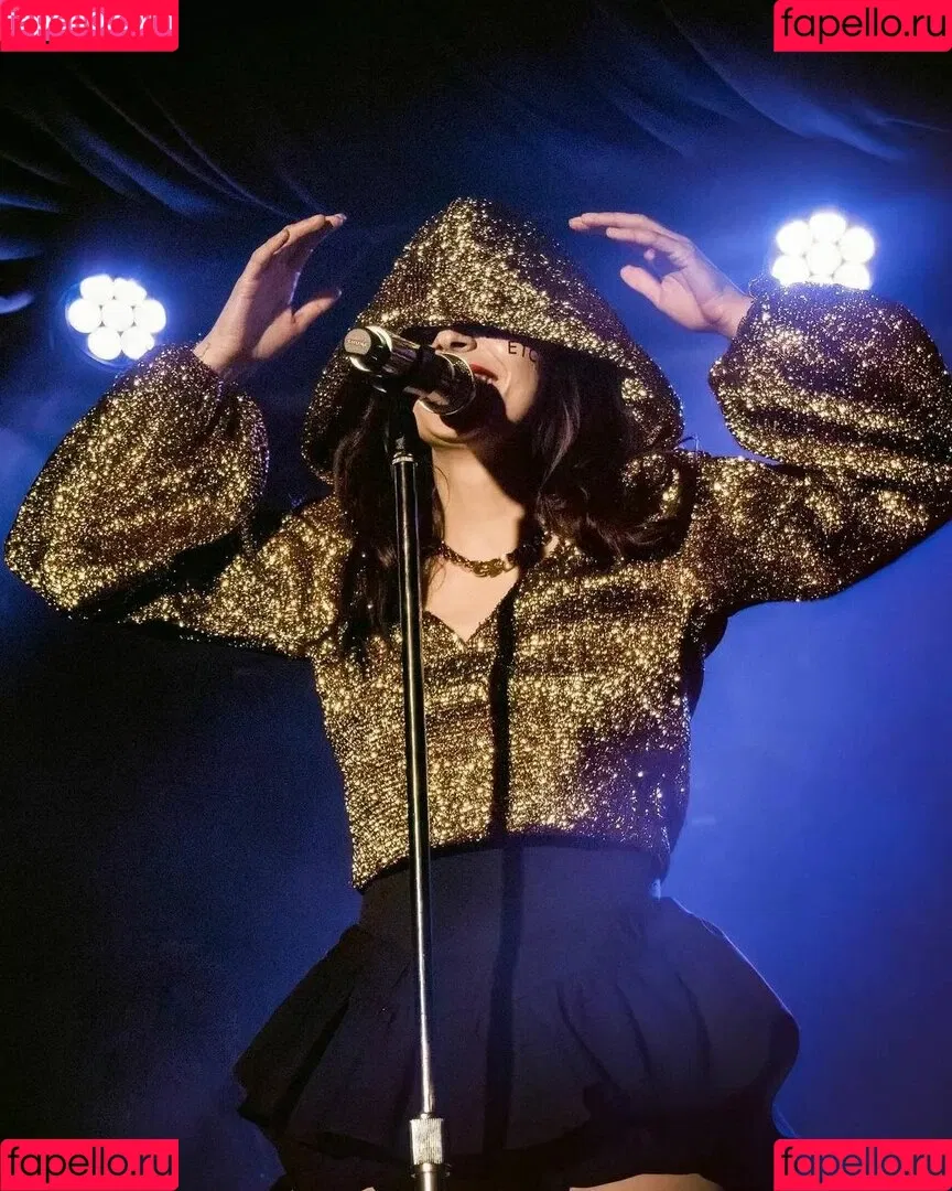 Lauren Mayberry Onlyfans Photo Gallery 