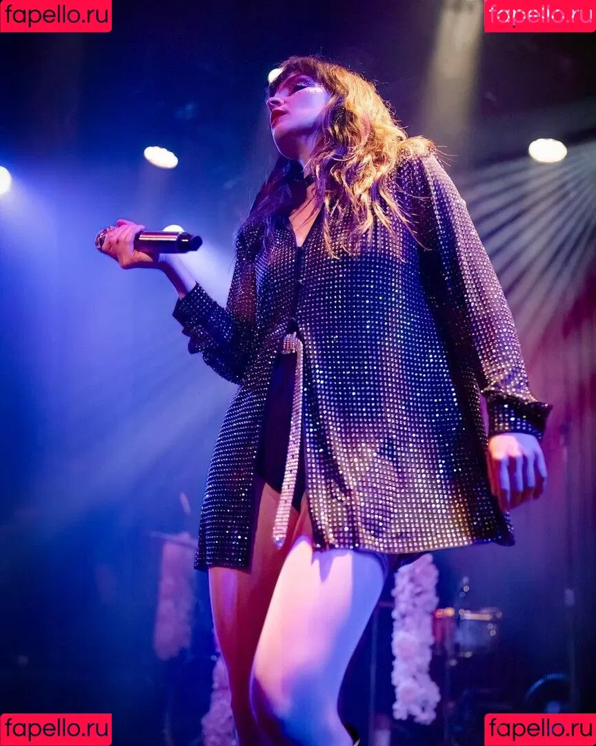 Lauren Mayberry Onlyfans Photo Gallery 