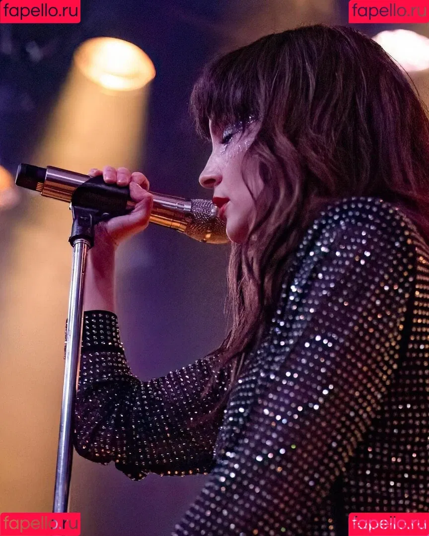 Lauren Mayberry Onlyfans Photo Gallery 