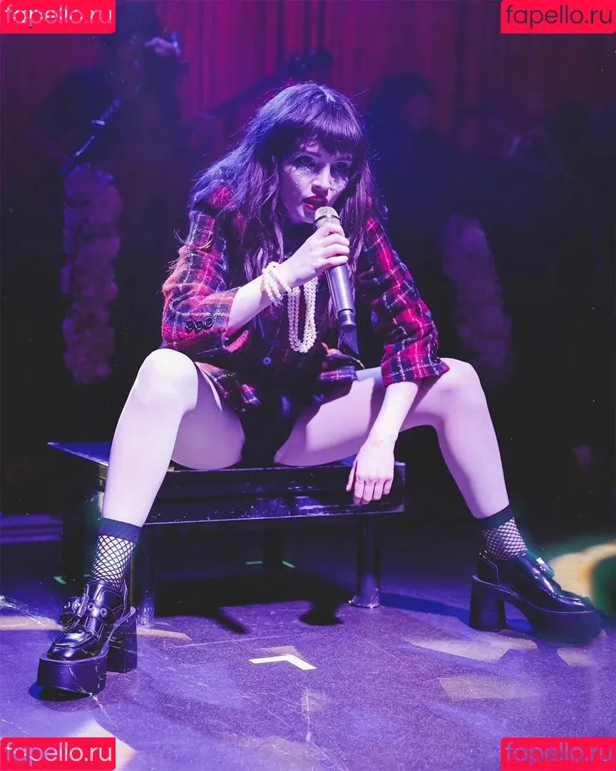 Lauren Mayberry Onlyfans Photo Gallery 