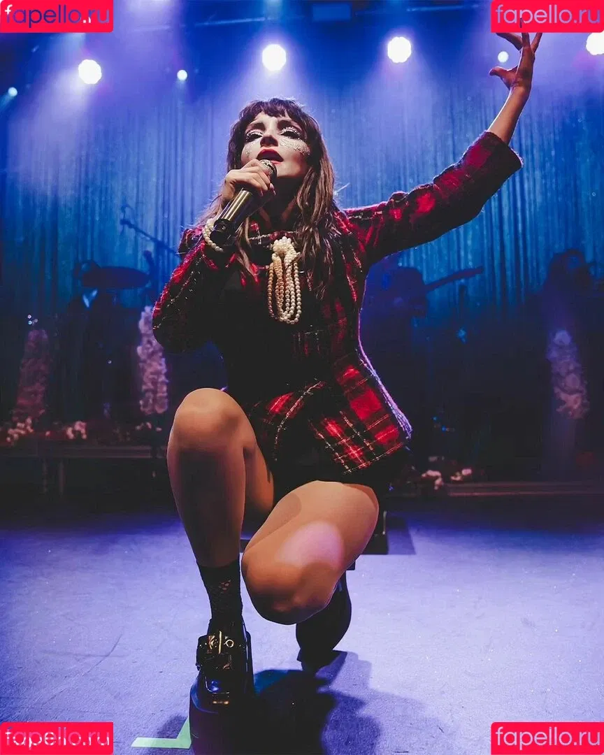 Lauren Mayberry Onlyfans Photo Gallery 