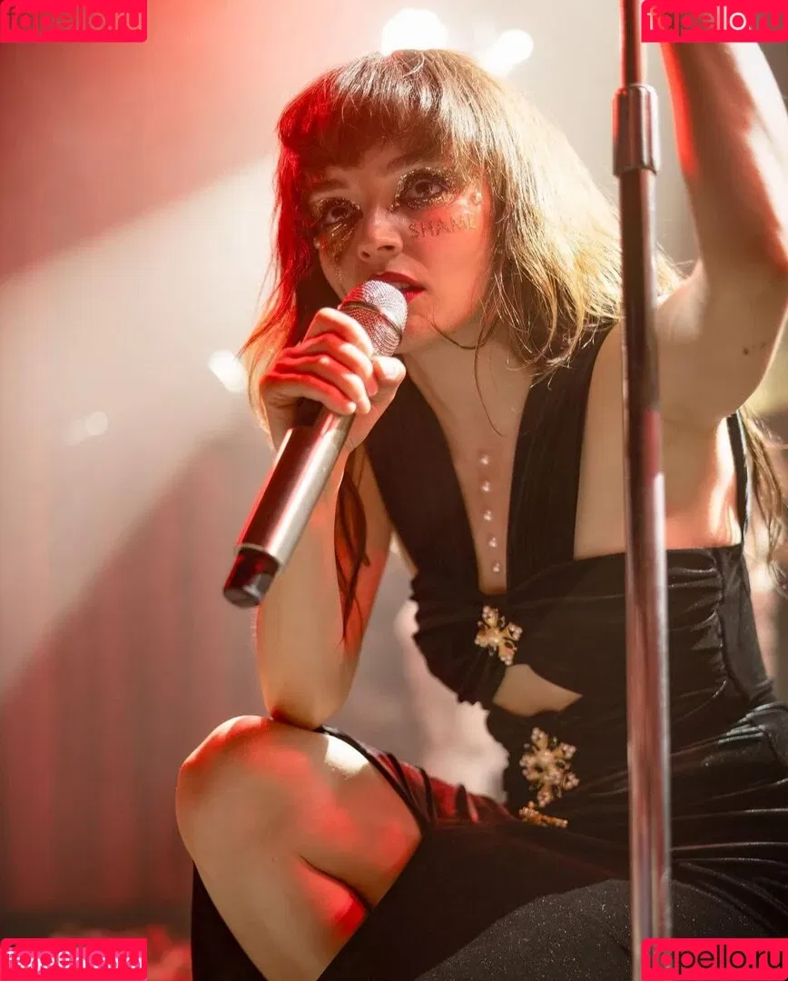 Lauren Mayberry Onlyfans Photo Gallery 