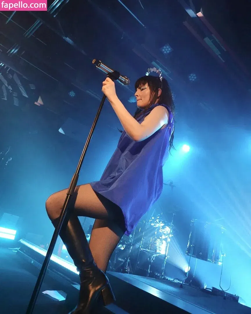 Lauren Mayberry Onlyfans Photo Gallery 