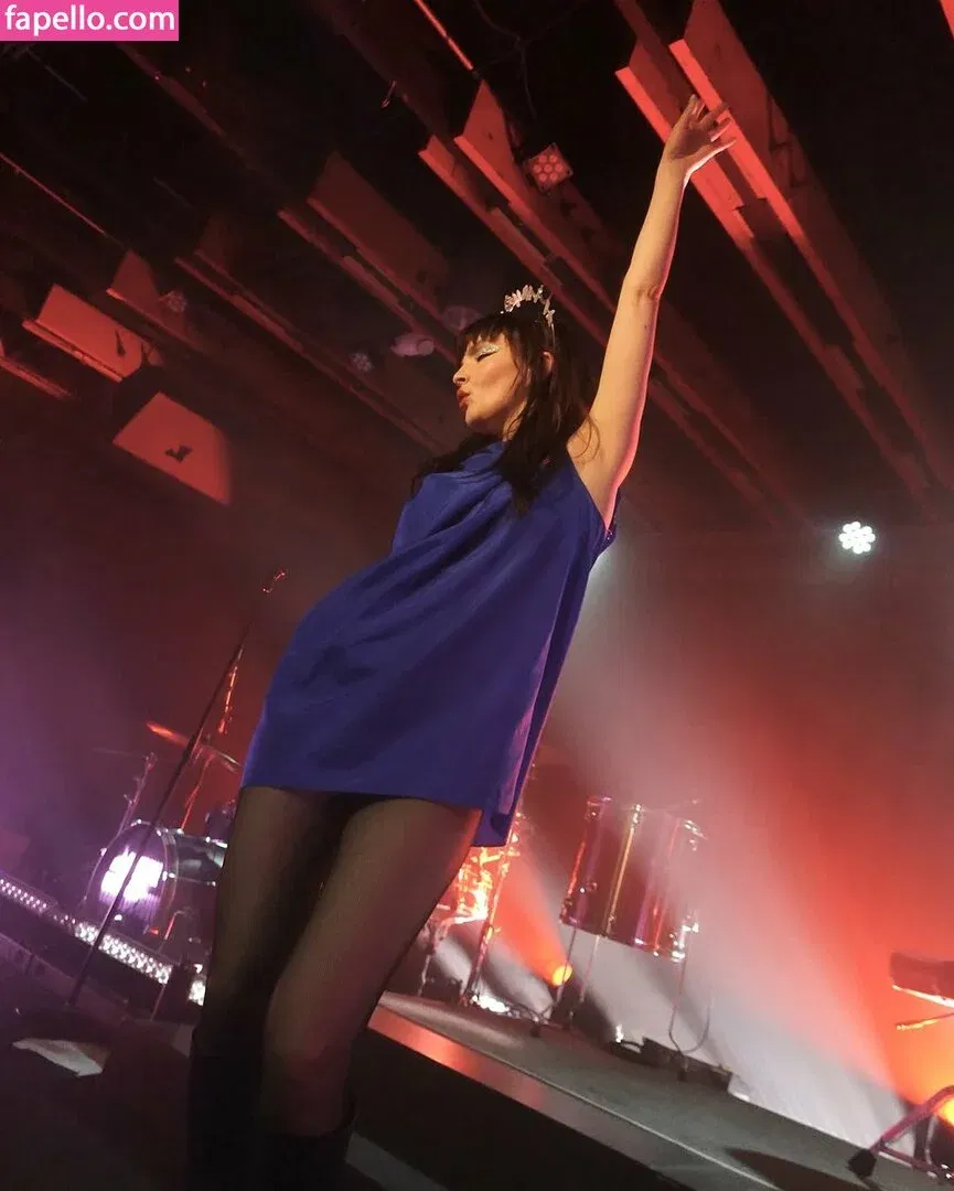 Lauren Mayberry Onlyfans Photo Gallery 