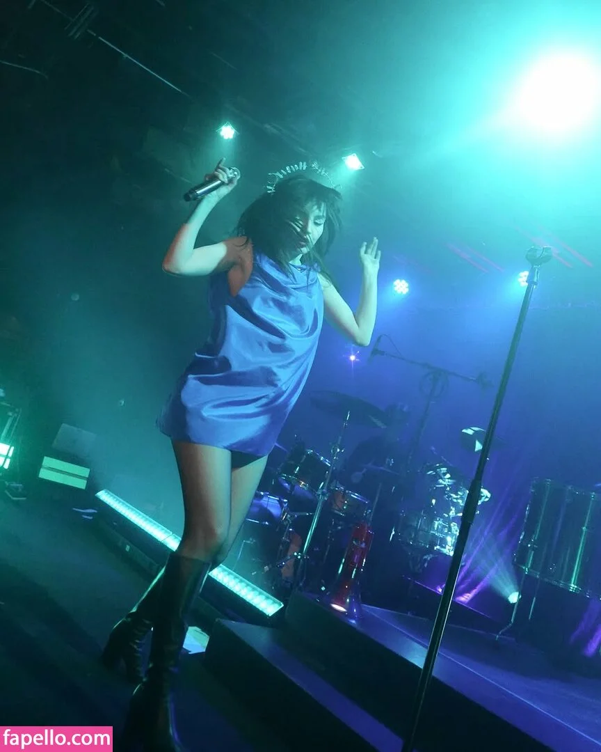 Lauren Mayberry Onlyfans Photo Gallery 