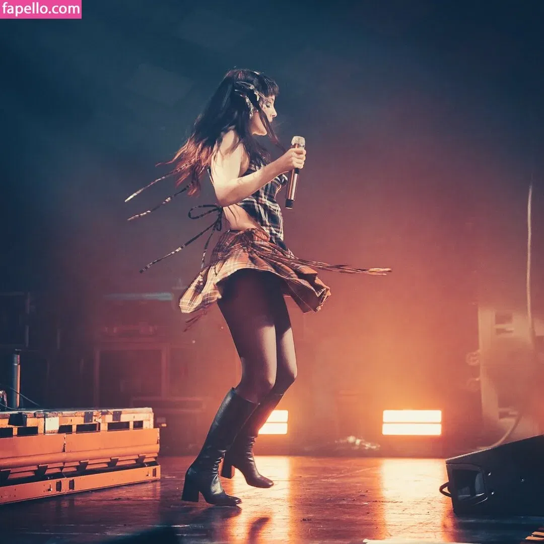 Lauren Mayberry Onlyfans Photo Gallery 