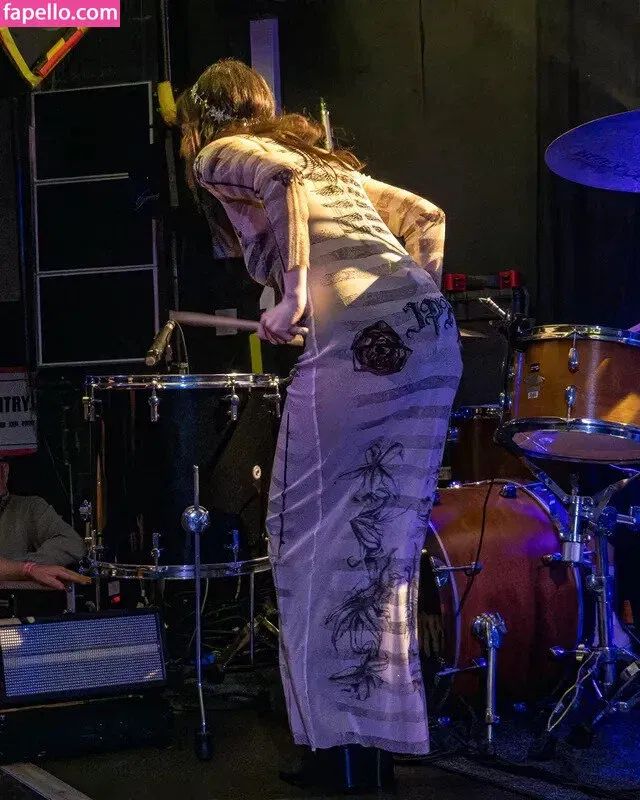 Lauren Mayberry Onlyfans Photo Gallery 