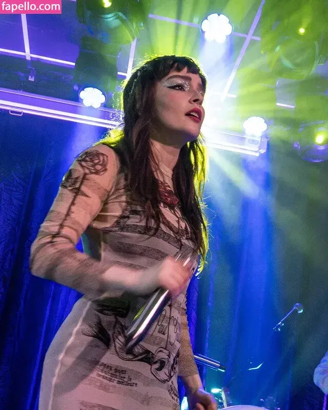 Lauren Mayberry Onlyfans Photo Gallery 