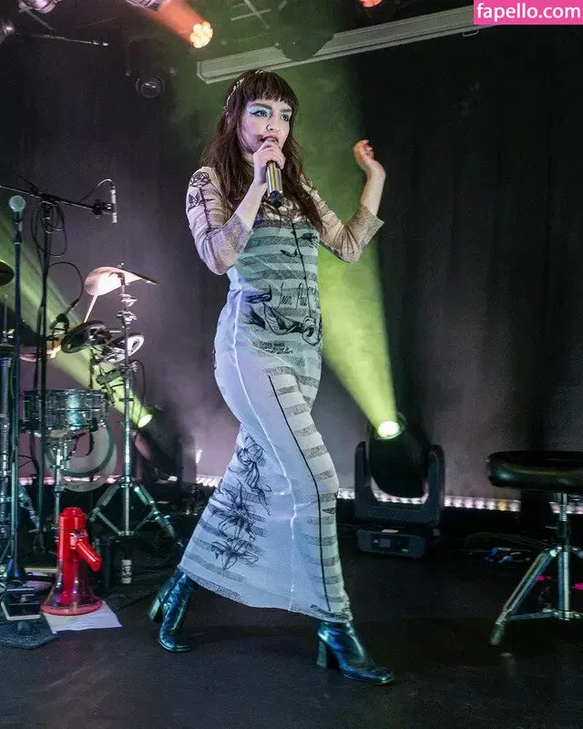 Lauren Mayberry Onlyfans Photo Gallery 