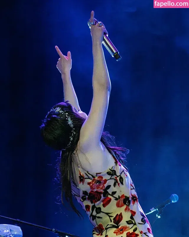 Lauren Mayberry Onlyfans Photo Gallery 