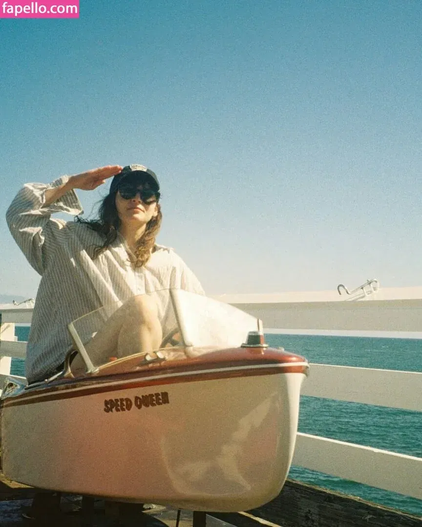 Lauren Mayberry Onlyfans Photo Gallery 